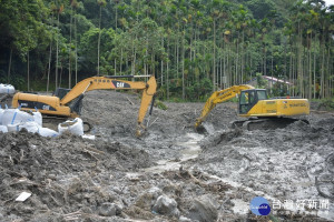名間鄉土石清淤在中央地方通力合作下進行順利。（南投 縣府提供）