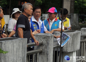 縣長會勘集集鎮清水溝公園橋上游左側護岸局部淘空龜裂改善工程。