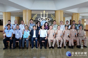 高雄市長韓國瑜前往左營海軍艦隊指揮部敬軍、致贈慰勞款。