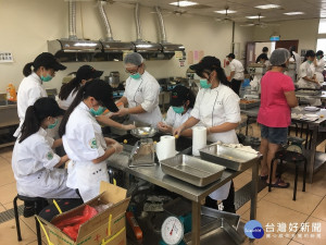 同德家商同學趕製鳳梨酥贈弱勢戶。（記者扶小萍攝）