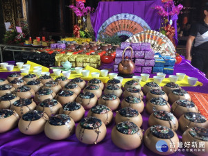名間茶茶葉祭典中各式茗茶出列虔敬祭祀。（記者扶小萍攝）