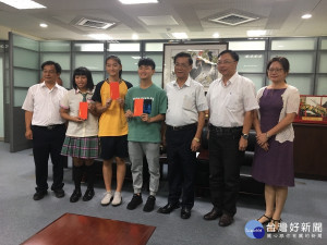 林明溱接見三位獲總統教育獎的同學。（記者扶小萍攝）