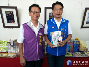 彰化伸仁紡織捐書1500冊及文具，由立委柯呈坊代為捐贈，左為彰化縣政府參議田飛鵬。
圖／記者鄧富珍攝