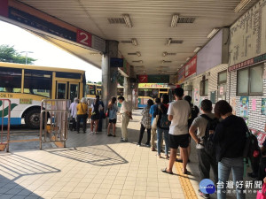 秋節連假返鄉出遊搭公車好康優惠多，請民眾多加利用。