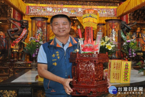 方一峰總幹事展示禮斗。