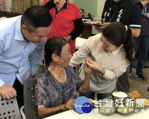 前立委張嘉郡與虎尾鎮長丁學忠等人前往興中社區長青食堂與長輩共餐，亦親切送上應景中秋月餅，祝福長輩健康歡喜過佳節。