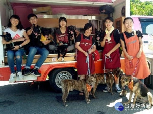 愛心動物志工「古代同盟會」，在中和四號公園圖書館旁涼亭舉行「愛的停靠站小型送養」活動。