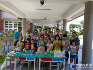 台南體育志工結合海巡署贈送北門區文山國小文旦、紅燒土魠魚羹以及月餅。