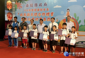南投縣府贈獎狀給閱讀5百冊以上同學。（記者扶小萍攝）