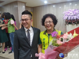▲桃園市議員郭蔡美英(右)與兒子經發局長郭裕信合影。(圖／林鵬程攝)