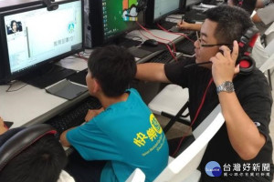 帶班老師陪伴小學伴學習。