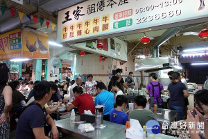 中秋節迎來滿滿人潮 傳統市場老攤新攤人氣旺