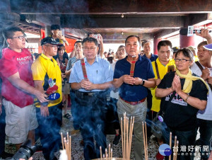 中秋連假第一天，台北市長柯文哲13日赴南投竹山鎮紫南宮參拜，祈求「風調雨順、國泰民安」。