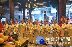 北港武德宮舉辦莊嚴肅穆的千人祭孔大典，並捐款嘉惠地方學子，亦更換武財公銅帽與神衣，宣告環台苦行濟世，功德迴向台灣。（記者陳昭宗翻攝）