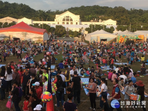 去年千人野餐趣人潮擁擠十分熱鬧。（記者扶小萍攝）