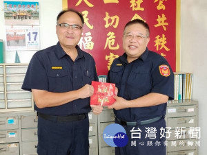 蔦松派出所警員受理民眾報竊挖土機，本於同理心積極查贓逮賊，深獲民眾肯定po網感謝，分局長王立德亦頒獎表彰。
