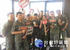 雲林縣後備指揮部響應「穿軍服，我驕傲」活動，政戰處長張志宇中校日前率官兵前往知名速食店用餐，讓官兵以身為軍人為榮耀。