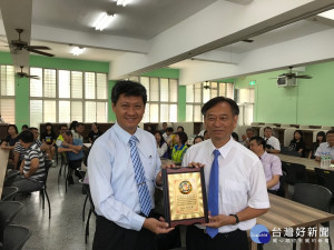 校長沈文寅頒致贈妙惠居士林「林長」吳文正(右一)感謝狀。