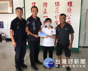 宏仁所轄內一弱勢家庭經濟拮据，無力負擔喪葬費，所長蔡瑞彬協助通報雲林夜市慈愛會施援，同灣西村村長將善款交付家屬，暫度困境。