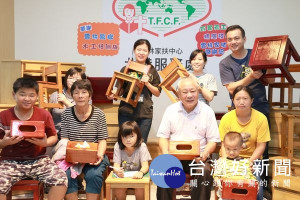 雲林監獄木工技訓班手工製作原木家具，贈送給雲林家扶中心海線扶助家庭，受助家庭開心的將堅固又實用的家具帶回使用。