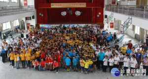 台北愛樂管弦樂團和中寮中小學師生見證地震重生。（記者扶小萍攝）