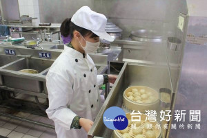 雲林縣後備指揮部為提供官兵更多美食選擇，由餐飲專長的楊佳欣上兵等成立烘焙社，製作湯包等美味小吃讓官兵享用，大家讚不絕口。（記者陳昭宗拍攝）