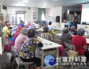 北港警方至口湖鄉第二老人文康活動中心講授交通安全知識，落實維護年長者行的安全，亦提升反詐騙意識，深獲民眾肯定。