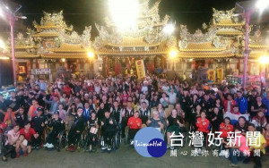 「媽祖盃輪椅舞蹈國際公開賽」於21、22日在北港體育館舉行，賽前之夜各國選手於朝天宮廟前尬舞暖身，以舞會友、熱鬧非凡。
