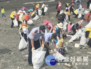 台塑企業攜手麥寮公所、海巡署岸巡隊及荒野保護協會響應國際淨灘日，動員五縣市企業聯合舉辦淨灘活動。