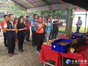 中寮鄉長廖宜賢為龍眼季祭灶任主祭。（記者扶小萍攝）