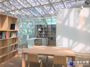 陽光灑進的讀書空間寬敞明亮。
