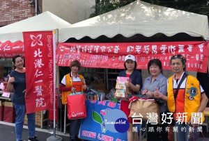 北港仁一醫院結合北英獅子會、中華陽光推展關懷協會舉辦公益慈善義賣會，捐助華山基金會照顧獨老，並邀獨老品嘗愛心麵線，重拾往日笑顏。