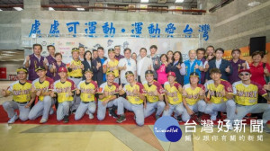 市長與臺灣閃亮之星棒球隊成員合影

