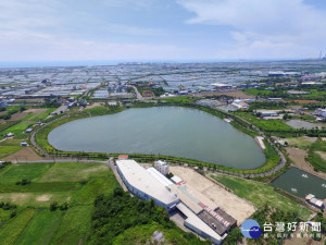 高雄市加強闢建人工濕地、滯洪池、推廣綠屋頂等，以因應極端氣候對高雄帶來的衝擊。