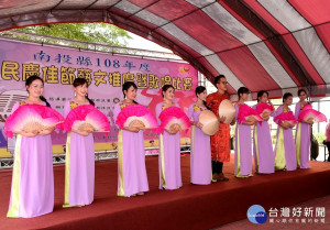 為了推廣新住民服務，促進文化融合，社團法人南投縣生命線協會28日上午在竹山鎮公所前廣場舉辦「新住民慶佳節藝文推廣暨歌唱比賽園遊會」活動。
