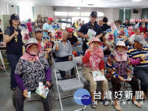 雲縣府於口湖鄉發放「重陽敬老禮金」，北港分局規劃警力執行護鈔及加強定點戒護巡邏，亦宣導反毒防詐等，讓長者安心過佳節。