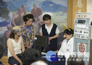 斗六慈濟醫院舉辦「病人安全週」活動，透過逗趣的行動小劇場及闖關遊戲，鼓勵民眾問清楚、講明白，達到友善和諧的就醫環境。