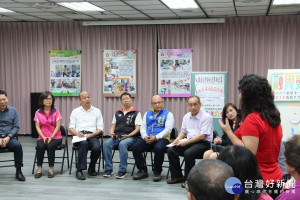 高雄市長韓國瑜每月一宿，來到無障礙之家，了解並傾聽身心障礙者家庭的照護辛勞及心路歷程。