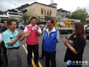 立委馬文君、魚池鄉長劉啟帆到場陪同會勘，林縣長實勘後敲定改善魚池鄉公有市場周邊魚池街路面。