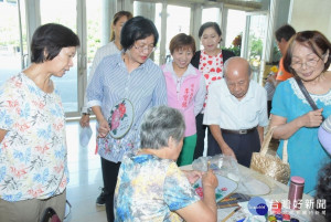 縣長王惠美參觀長青學苑成果展繪製宮廷扇。圖／記者鄧富珍攝