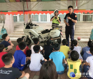 北港警分局至南陽國小舉辦交通及婦幼安全教育宣導活動，透過實例說明與戶外模擬駕駛，建立安全用路觀念，寓教於樂、獲益良多。