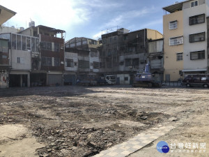 高市府針對廢棄已久的「允棟市場」，完成市場西棟拆除作業。