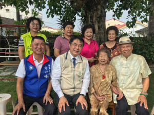 市長黃偉哲(前排左二)親臨贈金鎖片。