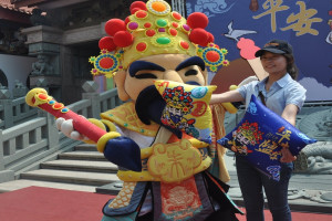 Q版神偶及平安鹽抱枕。