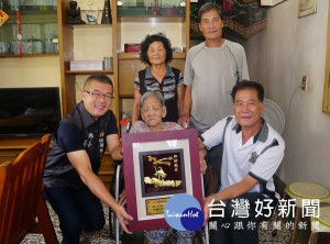 四湖鄉長蘇國瓏拜訪鄉內人瑞，親自贈送鑲崁金字的「松柏長青」賀匾，表達對長者的敬意。