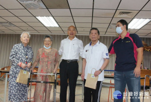高雄市長韓國瑜走訪長青日間照顧中心，親切和長輩們互動問好。