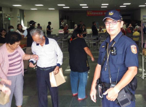 配合縣府發放重陽節敬老禮金，北港警分局全程派員戒護，餘款清點完畢後亦交由轄區派出所安置在警所槍械室代保管，以便發放順利。