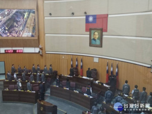 市議會議長邱奕勝率府會同仁向國父遺像行三鞠躬禮。(圖／林鵬程攝)
