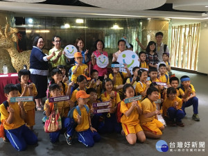 南投嘉和國小學童到竹博館參訪。（記者扶小萍攝）