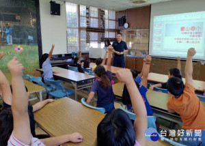 法紀教育向下紮根　台東警方走進校園宣導交安